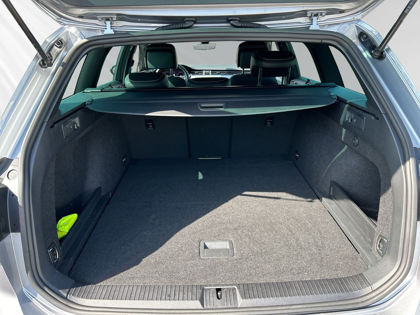 Passat Variant Elegance-R-Line-Sportp./Winterräd
