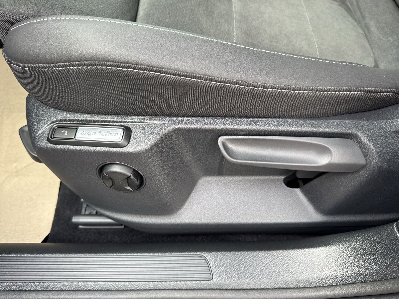 T-ROC R-Line IQ Drive+BusinessP+Black Style+Pano