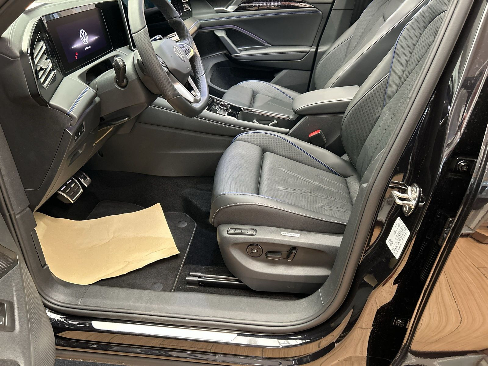 Tiguan R-Line 2,0 l TDI DSG 4MOTION+AHK+LED+ACC+