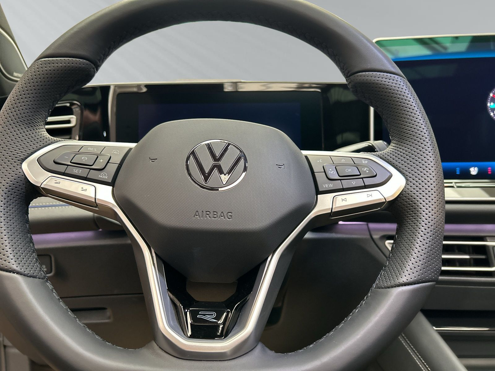Tiguan R-Line 2,0 l TDI DSG 4MOTION+AHK+LED+ACC+