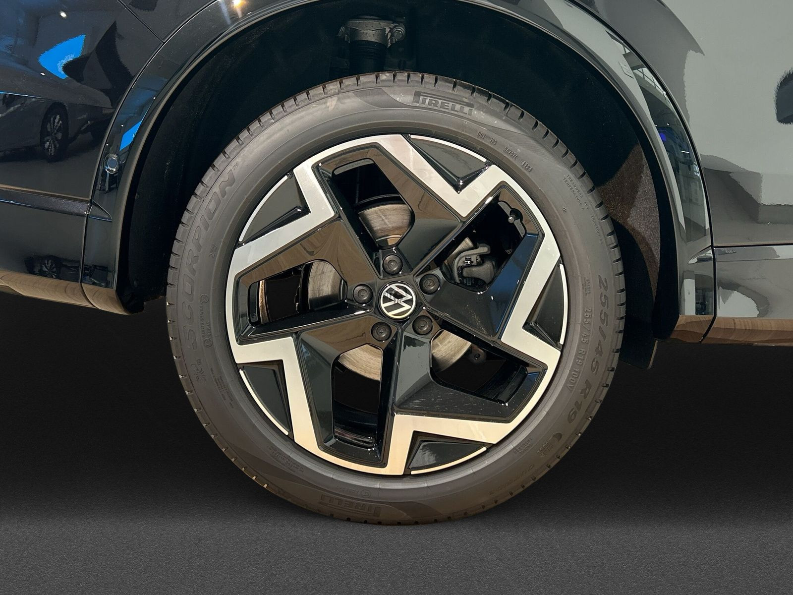 Tiguan R-Line 2,0 l TDI DSG 4MOTION+AHK+LED+ACC+