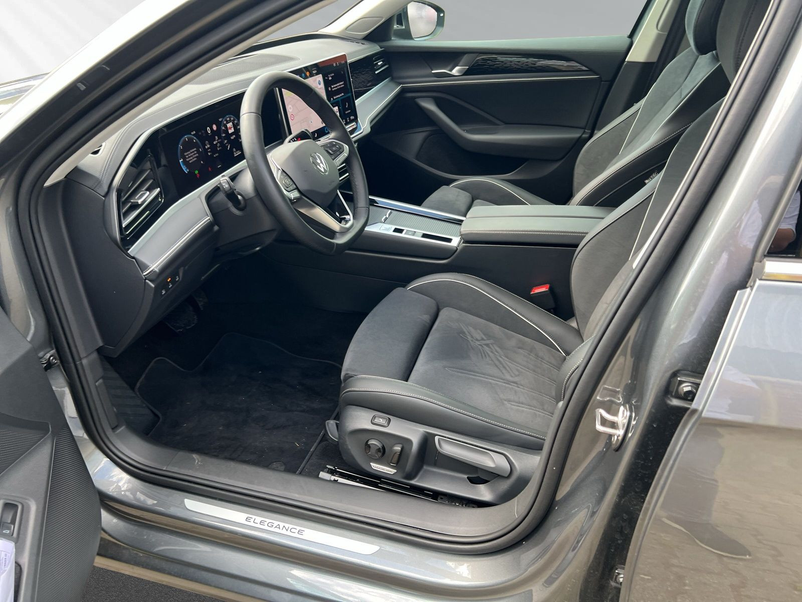 Passat Elegance 2,0 TDI (150PS)AHK+IQDRIVE+PANO+