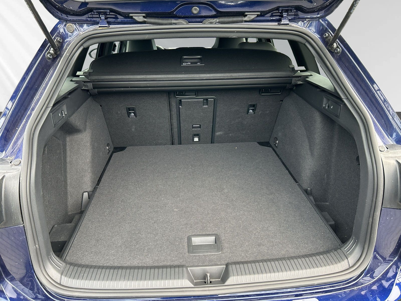 Golf Variant R-Line 1,5l eTSI DSG+Klima+LED+PDC+