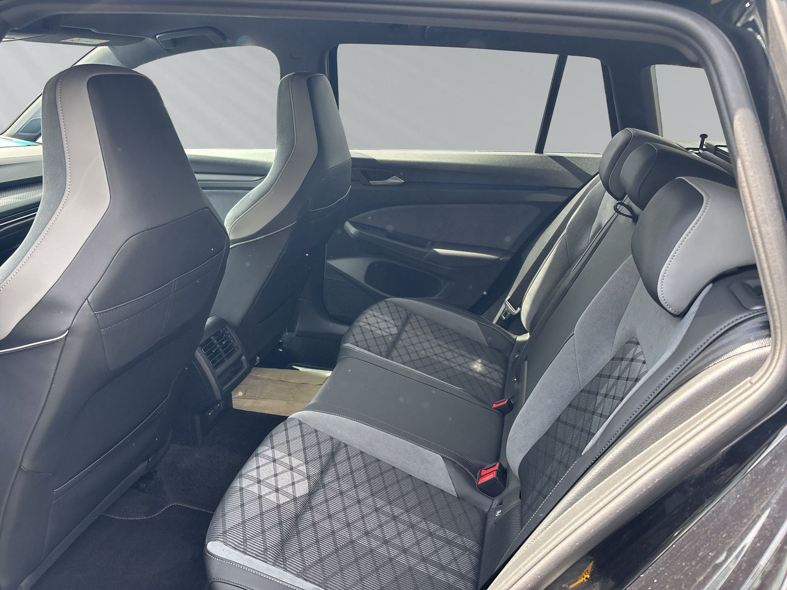 Golf Variant R-Line 1,5 l eTSI 130PS+DSG+LED+PDC