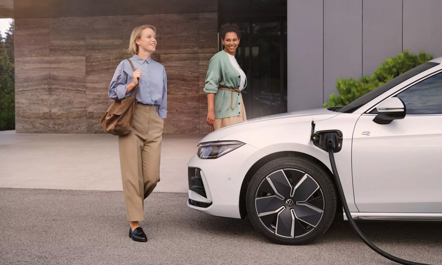 VW Passat eHybrid Seitenansicht Laden